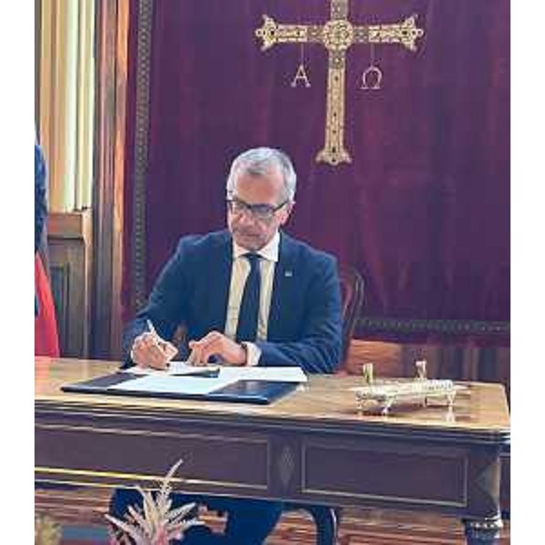 Il presidente del Consiglio regionale del Fvg, Piero Mauro Zanin, sigla la dichiarazione - Il presidente del Consiglio regionale del Fvg, Piero Mauro Zanin, sigla la dichiarazione