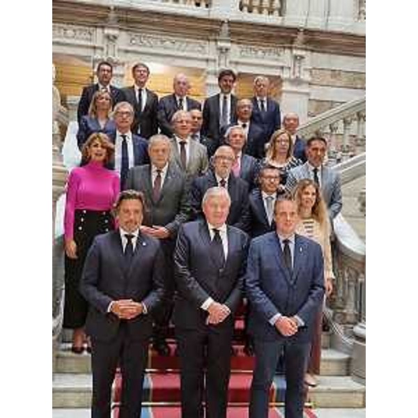 Il presidente del Consiglio regionale del Fvg, Piero Mauro Zanin, con i partecipanti all'incontro di Oviedo - Il presidente del Consiglio regionale del Fvg, Piero Mauro Zanin, con i partecipanti all'incontro di Oviedo