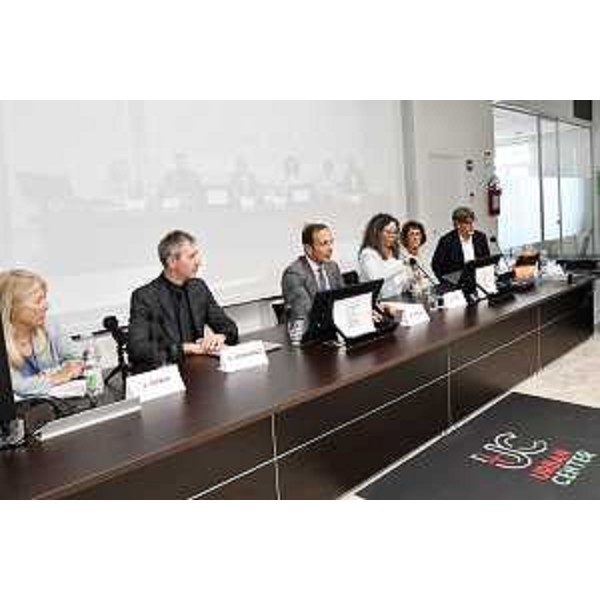 Il governatore (al centro) all'Urban Center di Trieste - Il governatore (al centro) all'Urban Center di Trieste