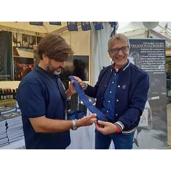 Il presidente Zanin dona una cravatta con il simbolo del Consiglio regionale a Federico Marongiu - Il presidente Zanin dona una cravatta con il simbolo del Consiglio regionale a Federico Marongiu