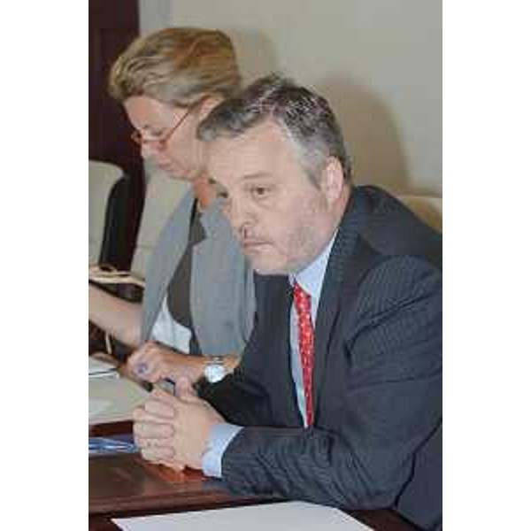Sandra Savino (Assessore regionale Risorse economiche e finanziarie, Patrimonio e Servizi generali) e Vanni Lenna (Assessore regionale Ambiente e Lavori pubblici, Protezione civile) nel corso dei lavori di Giunta, a Trieste. (Trieste 19/06/08) 