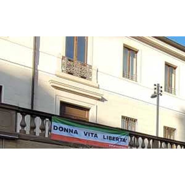 Lo striscione di "Donna vita libertà" a Pordenone - Lo striscione di "Donna vita libertà" a Pordenone