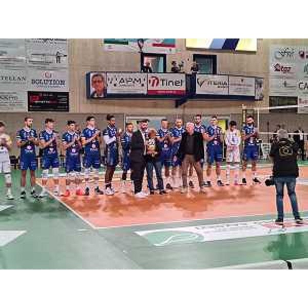 L'assessore Gibelli con la prima squadra maschile del Volley Prata - L'assessore Gibelli con la prima squadra maschile del Volley Prata
