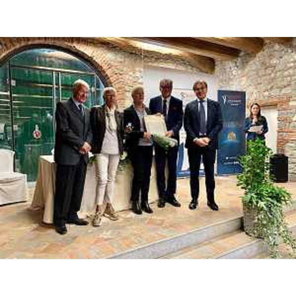 L'assessore premia la commerciante Daria Di Centa per i 40 anni di attività - L'assessore premia la commerciante Daria Di Centa per i 40 anni di attività