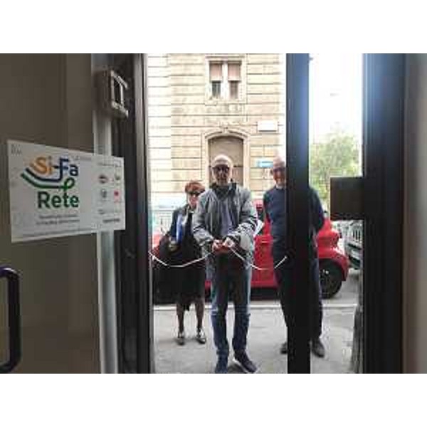 Il taglio del nastro del nuovo sportello informativo a Trieste - Il taglio del nastro del nuovo sportello informativo a Trieste