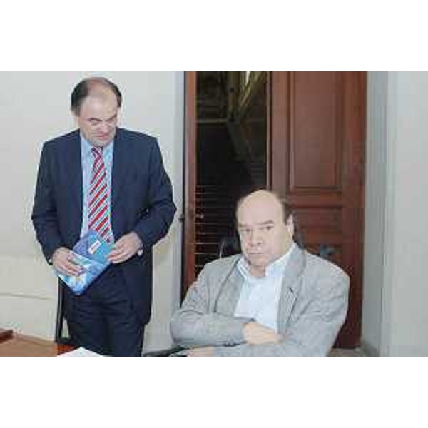 Roberto Molinaro (Assessore regionale Istruzione, Cultura, Sport e Pace) e Vladimir Kosic (Assessore regionale Salute e Protezione sociale) nel corso dei lavori di Giunta, a Trieste. (Trieste 19/06/08) 