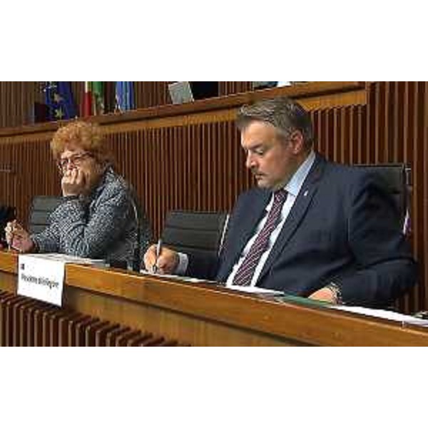 Il presidente della V Commissione, Diego Bernardis (Lega), accanto all'assessore Tiziana Gibelli - Il presidente della V Commissione, Diego Bernardis (Lega), accanto all'assessore Tiziana Gibelli
