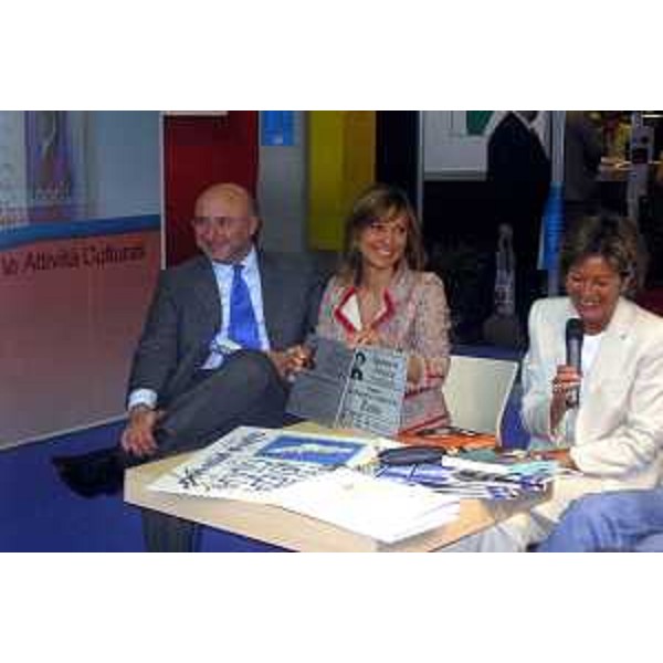 Enrico Bertossi (Assessore regionale alle attività produttive) con Antonella Nonino e Gloria De Antoni (Torino, 08/05/06)
