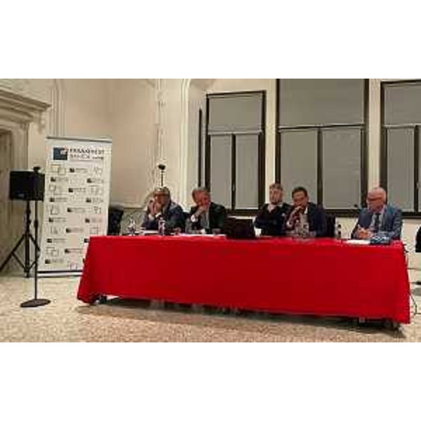 L'assessore regionale all'Ambiente Fabio Scoccimarro (secondo da sinistra) al tavolo dei relatori del convegno svoltosi a Spilimbergo sulle comunità energetiche - L'assessore regionale all'Ambiente Fabio Scoccimarro (secondo da sinistra) al tavolo dei relatori del convegno svoltosi a Spilimbergo sulle comunità energetiche