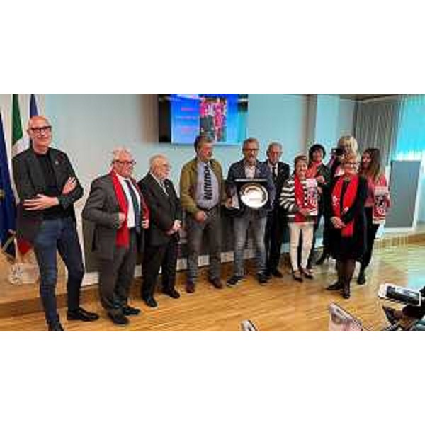 Piero Mauro Zanin, presidente del Consiglio regionale, nella foto di gruppo con il presidente di Lilt, Giorgio Arpino (alla sua sinistra) e gli altri partecipanti all'incontro - Piero Mauro Zanin, presidente del Consiglio regionale, nella foto di gruppo con il presidente di Lilt, Giorgio Arpino (alla sua sinistra) e gli altri partecipanti all'incontro