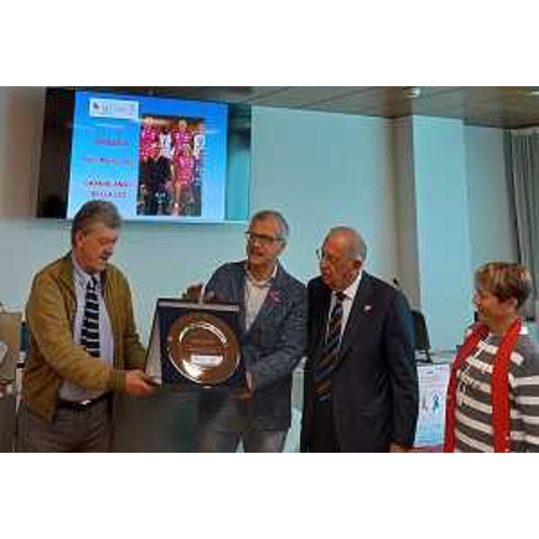 La consegna del premio a Piero Mauro Zanin, presidente del Consiglio regionale - La consegna del premio a Piero Mauro Zanin, presidente del Consiglio regionale