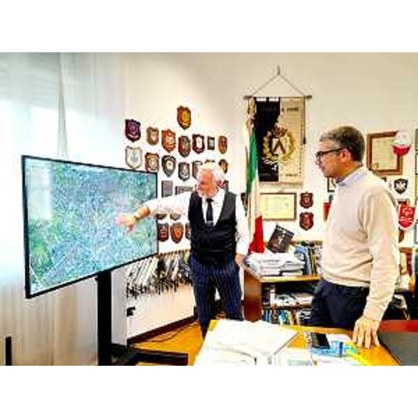 L'assessore regionale alla Sicurezza Pierpaolo Roberti durante la visita alla centrale operativa della Polizia locale di Udine assieme all'assessore comunale alla Sicurezza di Udine Alessandro Ciani. - L'assessore regionale alla Sicurezza Pierpaolo Roberti durante la visita alla centrale operativa della Polizia locale di Udine assieme all'assessore comunale alla Sicurezza di Udine Alessandro Ciani.