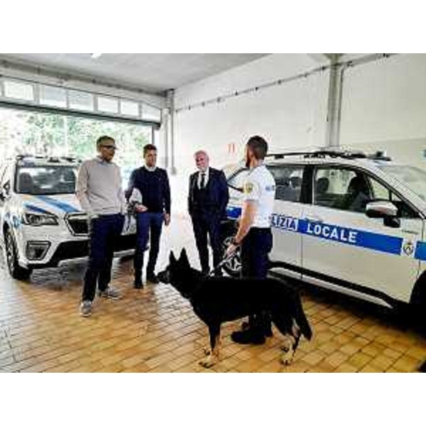 L'assessore regionale alla Sicurezza Pierpaolo Roberti durante la visita alla centrale operativa della Polizia locale di Udine assieme all'assessore comunale alla Sicurezza di Udine Alessandro Ciani. - L'assessore regionale alla Sicurezza Pierpaolo Roberti durante la visita alla centrale operativa della Polizia locale di Udine assieme all'assessore comunale alla Sicurezza di Udine Alessandro Ciani.