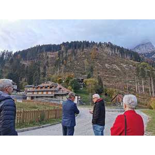 L'assessore Scoccimarro durante il sopralluogo nella frazione Pierabech. - L'assessore Scoccimarro durante il sopralluogo nella frazione Pierabech.