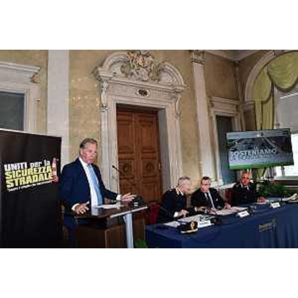 L'assessore regionale allo Sviluppo sostenibile Fabio Scoccimarro prende la parola nel Salone di Rappresentanza del Palazzo della Regione a Trieste - L'assessore regionale allo Sviluppo sostenibile Fabio Scoccimarro prende la parola nel Salone di Rappresentanza del Palazzo della Regione a Trieste