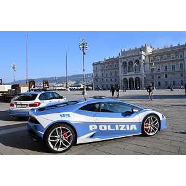 Vetture della Polizia Stradale in piazza dell'Unità d'Italia a Trieste - Vetture della Polizia Stradale in piazza dell'Unità d'Italia a Trieste