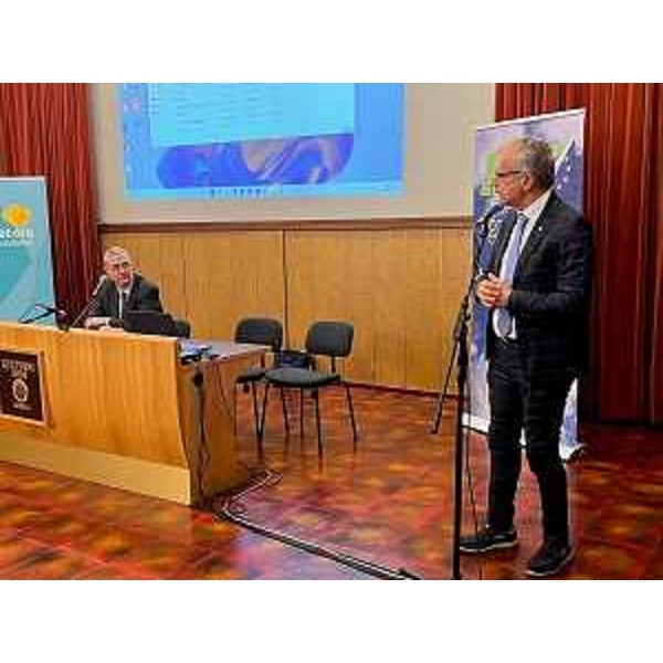 Il presidente del Cr Fvg, Piero Mauro Zanin, si rivolge a Claudio Cressati - Il presidente del Cr Fvg, Piero Mauro Zanin, si rivolge a Claudio Cressati