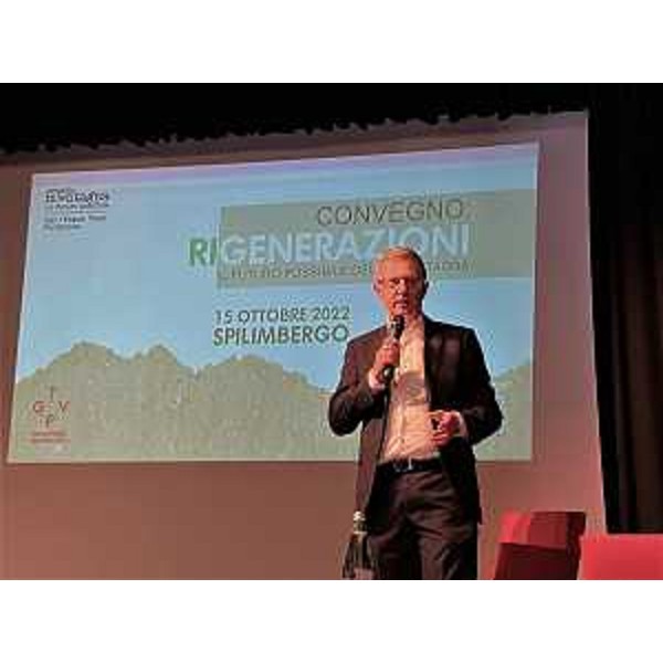 L'intervento dell'assessore Stefano Zannier al convegno dedicato alla montagna svoltosi a Spilimbergo - L'intervento dell'assessore Stefano Zannier al convegno dedicato alla montagna svoltosi a Spilimbergo