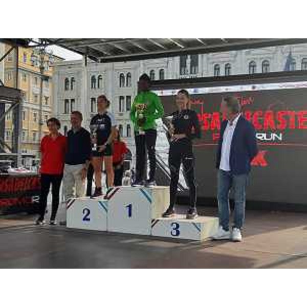 L'assessore regionale alla Difesa dell'ambiente Fabio Scoccimarro (ultimo da destra) alla premiazione della Corsa dei Castelli - L'assessore regionale alla Difesa dell'ambiente Fabio Scoccimarro (ultimo da destra) alla premiazione della Corsa dei Castelli