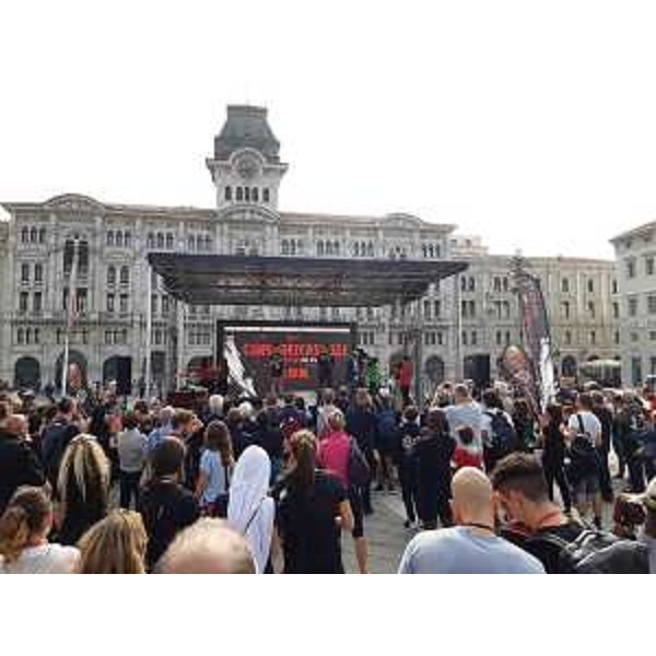 La premiazione della Corsa dei Castelli in piazza dell'Unità d'Italia a Trieste - La premiazione della Corsa dei Castelli in piazza dell'Unità d'Italia a Trieste