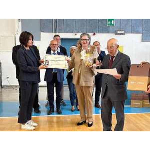 L'assessore regionale al Lavoro, Alessia Rosolen,consegna uno dei riconoscimenti della 25^ edizione del "Premio Solidarietà 2022" a Daniela Dose. - L'assessore regionale al Lavoro, Alessia Rosolen,consegna uno dei riconoscimenti della 25^ edizione del "Premio Solidarietà 2022" a Daniela Dose.