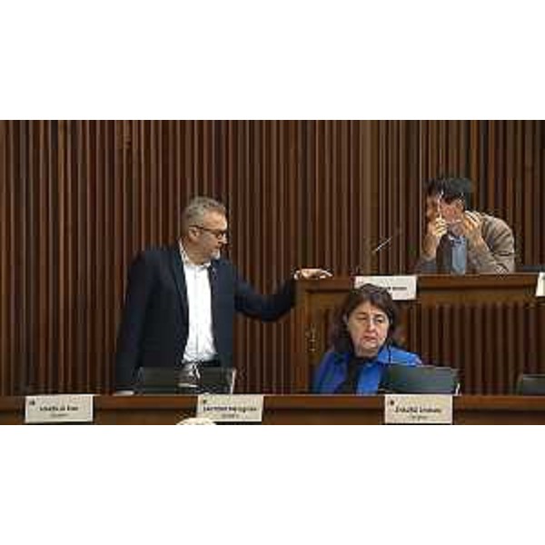 Il presidente Moras vicino ai banchi di Mariagrazia Santoro e Nicola Conficoni (Pd) - Il presidente Moras vicino ai banchi di Mariagrazia Santoro e Nicola Conficoni (Pd)