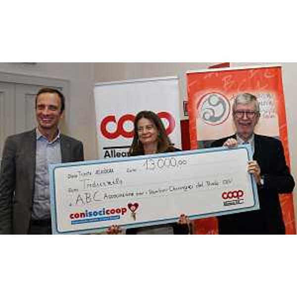 Il governatore del Friuli Venezia Giulia Massimiliano Fedriga (a sinistra) assieme a Giusy Battain, direttrice di Abc Burlo, e a Mario Cifiello, presidente di Coop Alleanza 3.0. - Il governatore del Friuli Venezia Giulia Massimiliano Fedriga (a sinistra) assieme a Giusy Battain, direttrice di Abc Burlo, e a Mario Cifiello, presidente di Coop Alleanza 3.0.