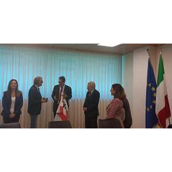 Il presidente Zanin consegna il sigillo a Taher Djafarizad, dell'associazione Neda Day - Il presidente Zanin consegna il sigillo a Taher Djafarizad, dell'associazione Neda Day