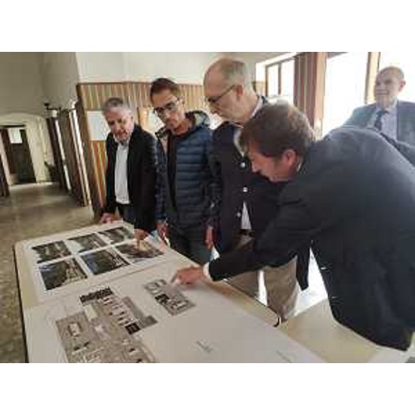 Il vicegovernatore con le altre autorità mentre osserva i progetti - Il vicegovernatore con le altre autorità mentre osserva i progetti