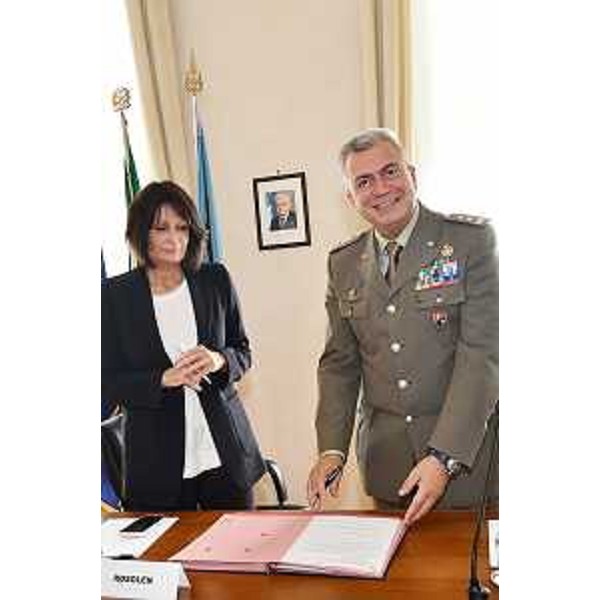 L'assessore regionale alla Formazione Alessia Rosolen e il Comandante del Comando Genio Generale di Divisione Gianpaolo Mirra - L'assessore regionale alla Formazione Alessia Rosolen e il Comandante del Comando Genio Generale di Divisione Gianpaolo Mirra