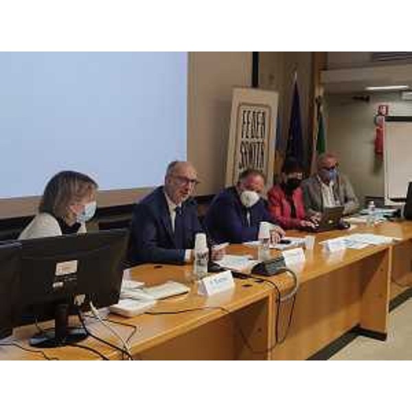 Il vicegovernatore Riccardo Riccardi (secondo da sinistra al tavolo) all'auditorium del Cro di Aviano - Il vicegovernatore Riccardo Riccardi (secondo da sinistra al tavolo) all'auditorium del Cro di Aviano