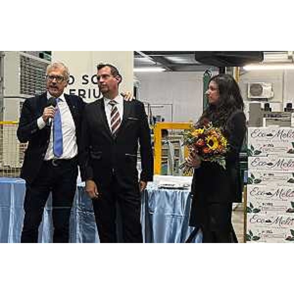 Il presidente Zanin accanto ai titolari dell'azienda Pomis - Il presidente Zanin accanto ai titolari dell'azienda Pomis