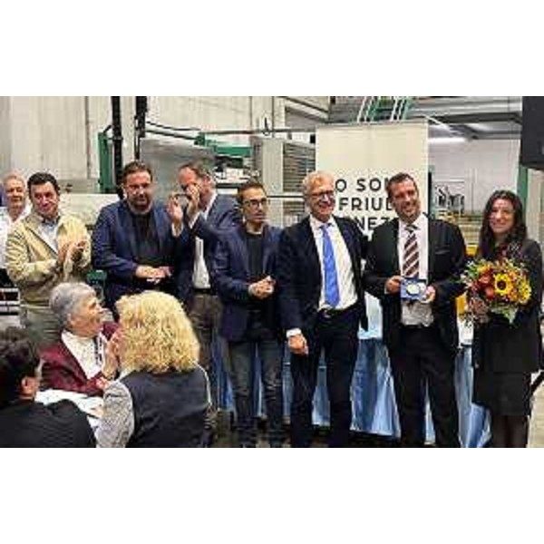 La consegna del riconoscimento alla famiglia Larcher: accanto al presidente Zanin (terzo da sinistra) i consiglieri Mazzolini, Shaurli, Morandini e Iacop - La consegna del riconoscimento alla famiglia Larcher: accanto al presidente Zanin (terzo da sinistra) i consiglieri Mazzolini, Shaurli, Morandini e Iacop