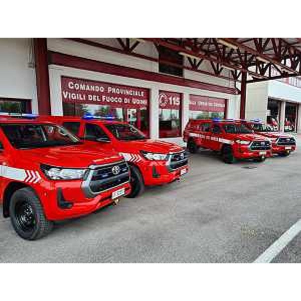 I quattro veicoli dei Vigili del fuoco acquistati con finanziamento regionale - I quattro veicoli dei Vigili del fuoco acquistati con finanziamento regionale 