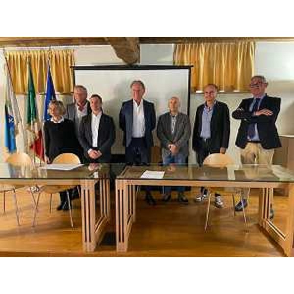 L'assessore regionale all'ambiente Fabio Scoccimarro (quarto da sinistra) durante la presentazione del progetto per la realizazione della nuova ecopiazzola di Porcia - L'assessore regionale all'ambiente Fabio Scoccimarro (quarto da sinistra) durante la presentazione del progetto per la realizazione della nuova ecopiazzola di Porcia