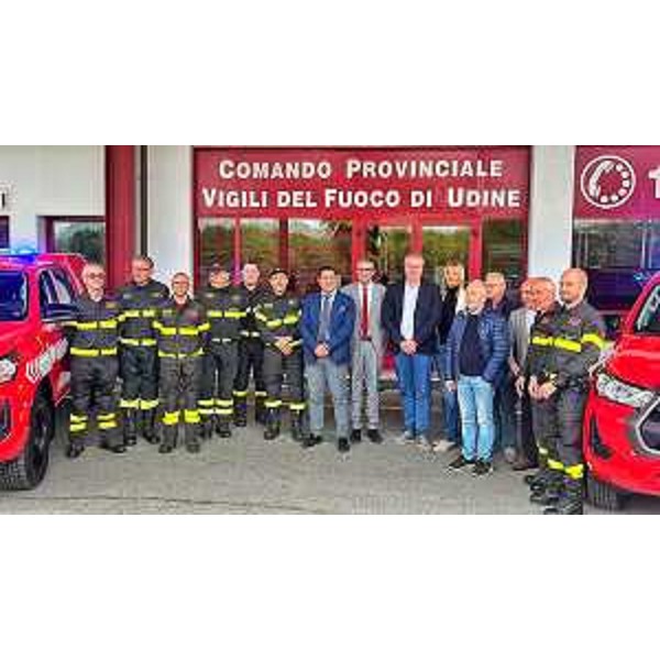 Vigili del Fuoco volontari con il capogruppo della Lega in Consiglio regionale, Mauro Bordin (settimo da dx) e l'assessore Fvg ad Autonomie locali e Sicurezza, Pierpaolo Roberti - Vigili del Fuoco volontari con il capogruppo della Lega in Consiglio regionale, Mauro Bordin (settimo da dx) e l'assessore Fvg ad Autonomie locali e Sicurezza, Pierpaolo Roberti