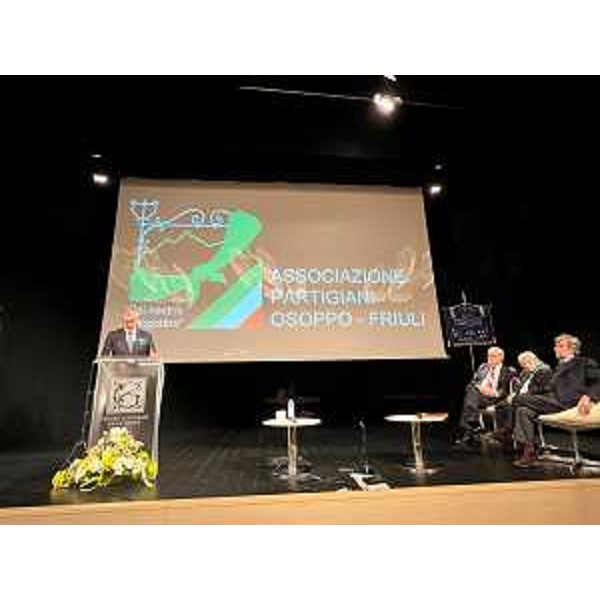 Il presidente del Cr Fvg, Piero Mauro Zanin, sul palco dell'auditorium - Il presidente del Cr Fvg, Piero Mauro Zanin, sul palco dell'auditorium