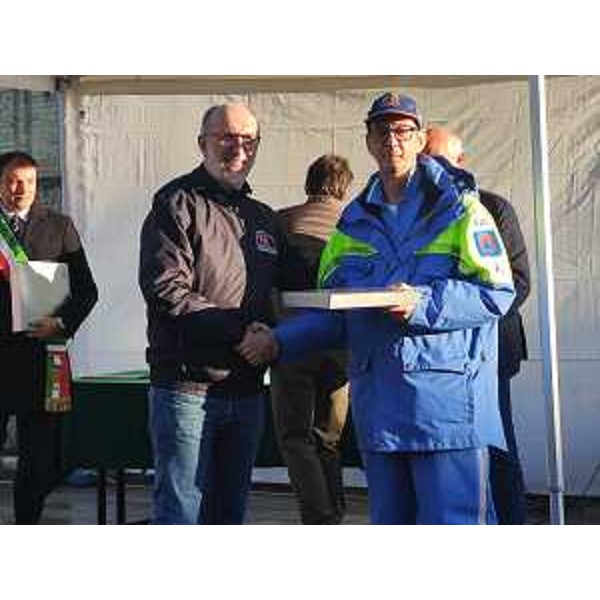 Il vicegovernatore del Friuli Venezia Giulia Riccardo Riccardi a Pravisdomini in occasione della cerimonia per i 25 anni di fondazione della squadra comunale di Protezione civile durante la consegna dei riconoscimenti ai volontari - Il vicegovernatore del Friuli Venezia Giulia Riccardo Riccardi a Pravisdomini in occasione della cerimonia per i 25 anni di fondazione della squadra comunale di Protezione civile durante la consegna dei riconoscimenti ai volontari
