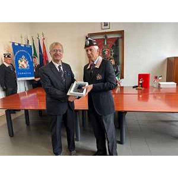 Il presidente del Cr Fvg, Piero Mauro Zanin, premiato dal generale di brigata Domenico Scarrone - Il presidente del Cr Fvg, Piero Mauro Zanin, premiato dal generale di brigata Domenico Scarrone