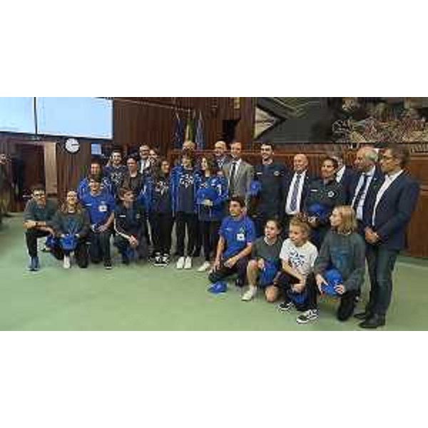 Il governatore Fvg, Massimiliano Fedriga, il presidente del Cr Fvg, Piero Mauro Zanin, e alcuni consiglieri regionali insieme agli atleti premiati della Dinamyc Gym in Aula - Il governatore Fvg, Massimiliano Fedriga, il presidente del Cr Fvg, Piero Mauro Zanin, e alcuni consiglieri regionali insieme agli atleti premiati della Dinamyc Gym in Aula