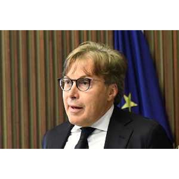 L'assessore regionale alle Attività produttive Sergio Emidio Bini durante la discussione dell'assestamento bis in Aula - L'assessore regionale alle Attività produttive Sergio Emidio Bini durante la discussione dell'assestamento bis in Aula