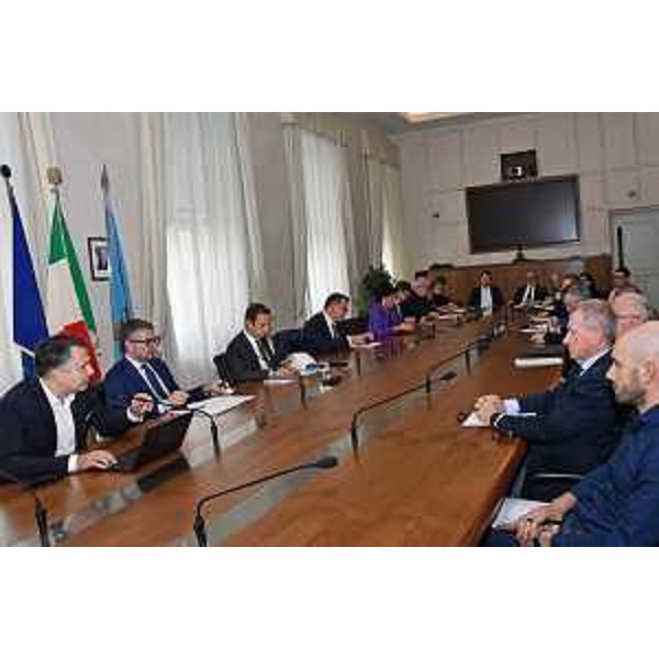 Il governatore Massimiliano Fedriga e l'assessore regionale alle Autonomie locali Pierpaolo Roberti all'incontro a Trieste con i sindaci sugli accordi di programma relativi alla mobilità ciclistica - Il governatore Massimiliano Fedriga e l'assessore regionale alle Autonomie locali Pierpaolo Roberti all'incontro a Trieste con i sindaci sugli accordi di programma relativi alla mobilità ciclistica