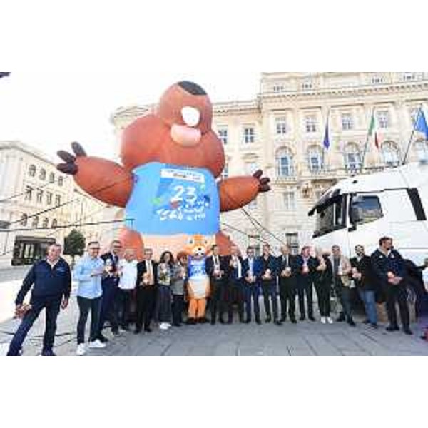 Le autorità presenti a Trieste alla presentazione di Eyof 2023 in posa con la mascotte Kugy - Le autorità presenti a Trieste alla presentazione di Eyof 2023 in posa con la mascotte Kugy