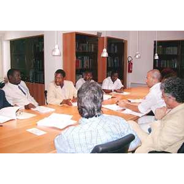 Roberto Antonaz (Assessore regionale Istruzione, Cultura, Sport e Pace) al tavolo con la delegazione senegalese guidata dal Ministro per i Senegalesi all'Estero Abdoul Malal Diop. (Trieste 08/07/04)