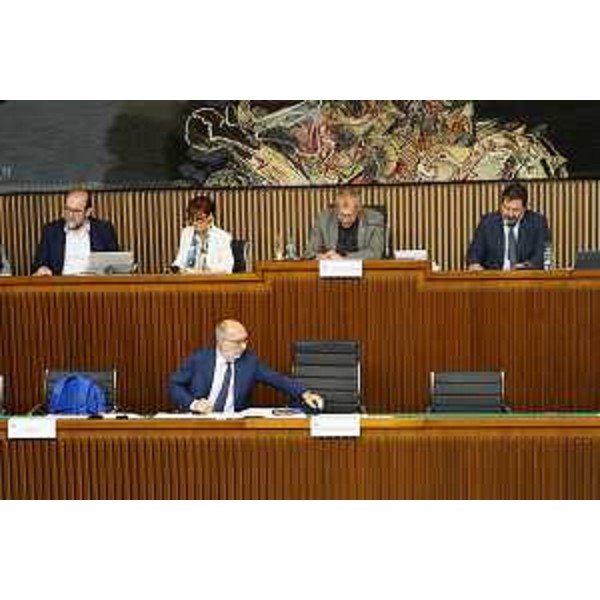 I banchi della presidenza di Consiglio (in alto) e Giunta regionale - I banchi della presidenza di Consiglio (in alto) e Giunta regionale