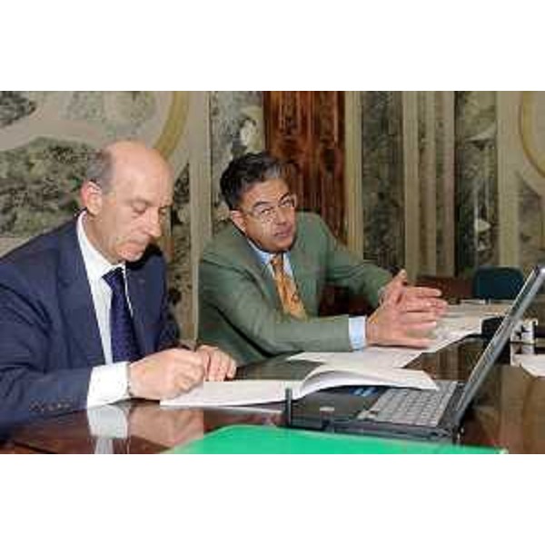 Conferenza stampa dopo Giunta regionale: Guido Baggi (Direttore ARC) accanto a Roberto Antonaz (Assessore regionale Istruzione, Cultura, Sport e Pace). (Villa Manin di Passariano 01/04/05)