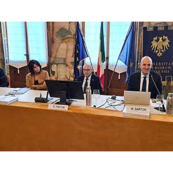 Da sinistra: Alessia Rosolen (assessore al Lavoro Fvg), Marco Sartor (presidente Alig), Roberto Pinton (rettore Uniud). - Da sinistra: Alessia Rosolen (assessore al Lavoro Fvg), Marco Sartor (presidente Alig), Roberto Pinton (rettore Uniud).