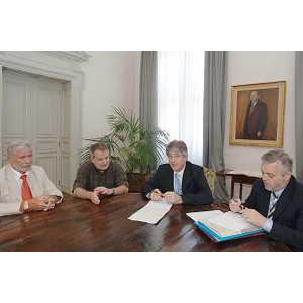 Renzo Tondo (Presidente Friuli Venezia Giulia), Vanni Lenna (Assessore regionale Ambiente), Maurizio Fogar (Presidente Circolo Miani) e Romano Pezzetta (Presidente Comitato Servola Respira) nella sede della Regione a Trieste. (Trieste 03/07/08)
