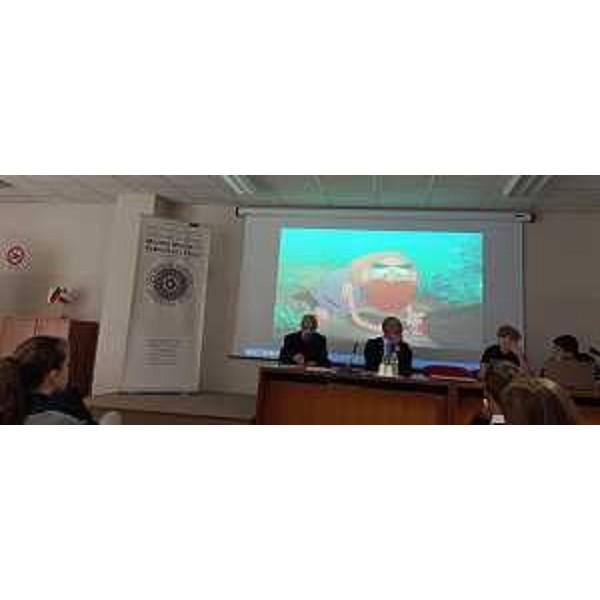 Un momento del dibattito ospitato dall'aula magna dell'istituto superiore Magrini-Marchetti - Un momento del dibattito ospitato dall'aula magna dell'istituto superiore Magrini-Marchetti