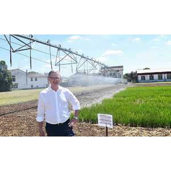 L'assessore regionale Stefano Zannier vicino ad un impianto di irrigazione - L'assessore regionale Stefano Zannier vicino ad un impianto di irrigazione